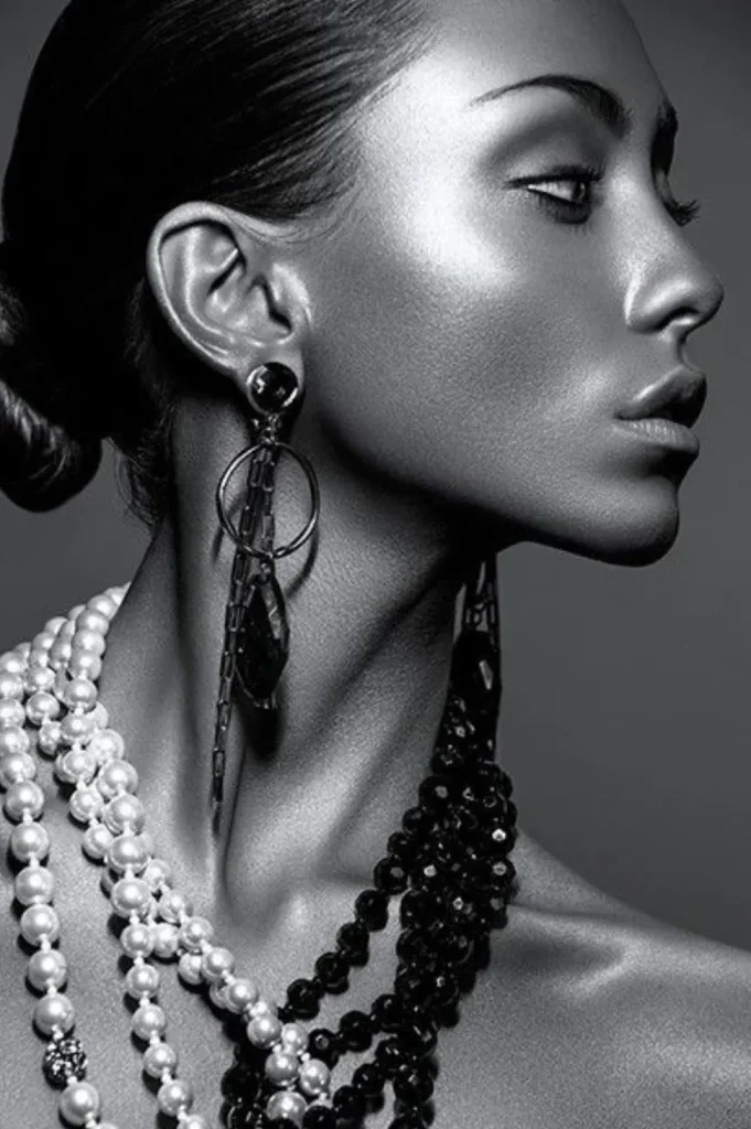 تصویر مدل نمونه سیاه قلم درباره بوم سفید