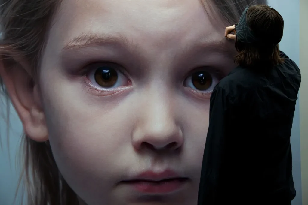 Gottfried Helnwein realistic child portrait - آموزش نقاشی سیاه قلم